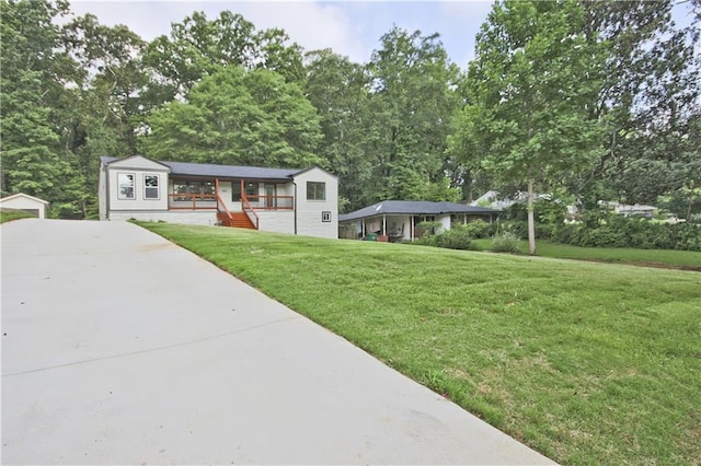 view of front of home featuring a front lawn and covered porch