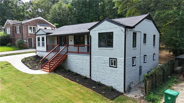 view of front of house featuring a front lawn and a porch