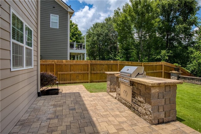 4652 Prater Way SE, Smyrna, GA 30080 - fenced backyard with an outdoor kitchen and a patio