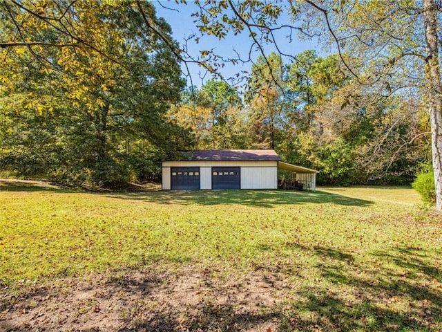 view of yard featuring a garage and an outdoor structure