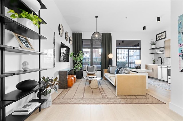 567 Ponce De Leon Ave NE Unit 606, Atlanta, GA 30308 - living area featuring light wood-type flooring