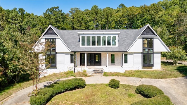 view of front facade featuring covered porch and a front lawn