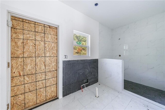 bathroom featuring tile walls