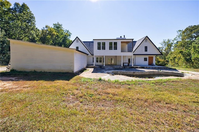 view of front facade featuring a patio and a front lawn