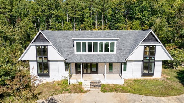 view of front of property featuring a front lawn