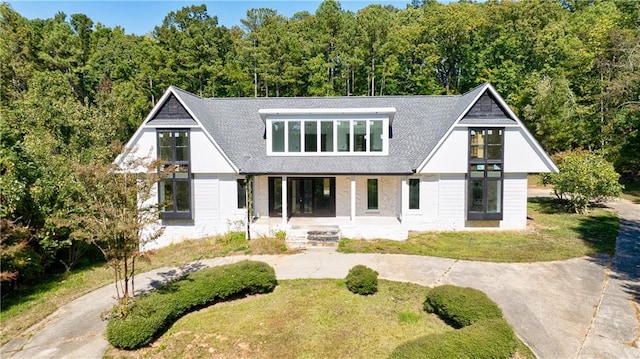 view of front of home featuring a front lawn and covered porch