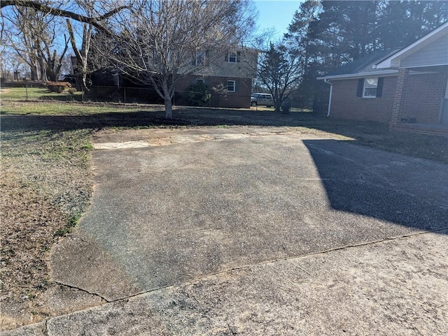 view of yard with driveway