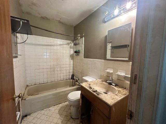 2588 Sandtown Rd SW, Marietta, GA 30060 - full bath featuring toilet, vanity, washtub / shower combination, and tile walls