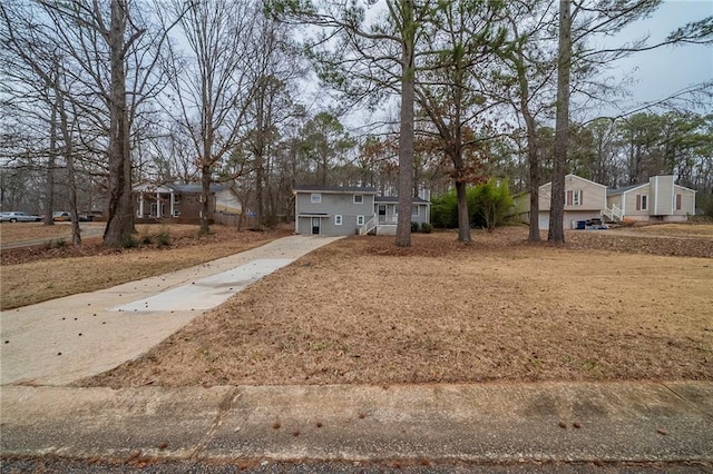 view of yard featuring driveway