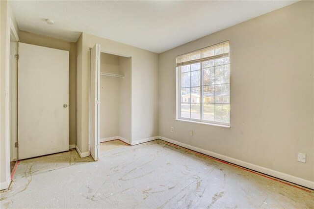 unfurnished bedroom featuring a closet