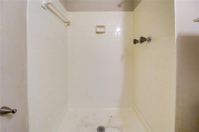 bathroom featuring tiled shower