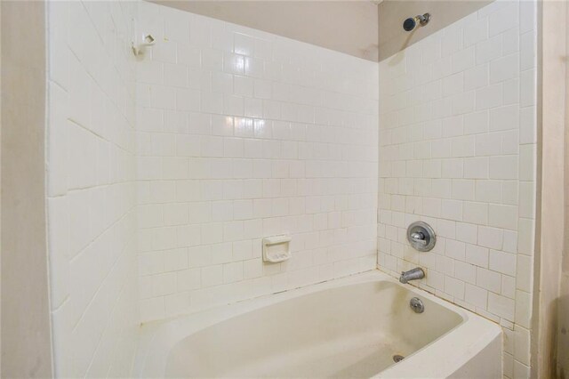 bathroom with tiled shower / bath