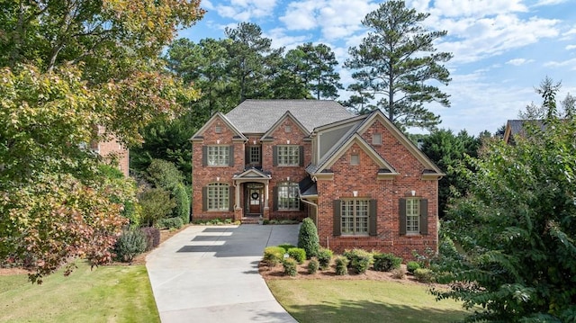 view of front of home featuring a front lawn