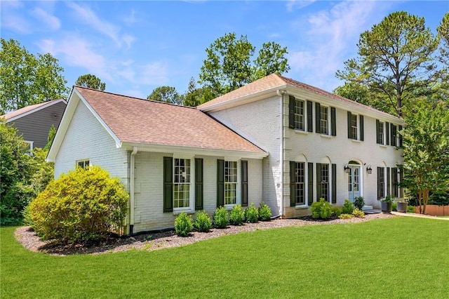 view of front facade with a front lawn