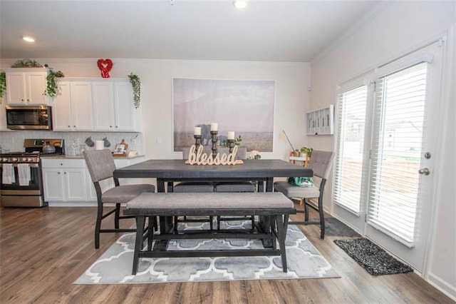 dining area featuring crown molding, recessed lighting, and wood finished floors