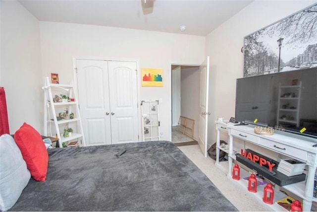 bedroom with a closet, carpet floors, and ceiling fan