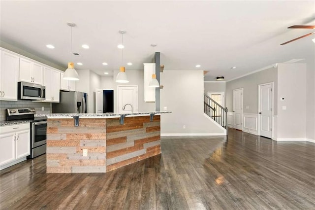 119 Hardy Water Dr, Lawrenceville, GA 30045 - kitchen featuring appliances with stainless steel finishes, dark wood finished floors, white cabinets, recessed lighting, and crown molding
