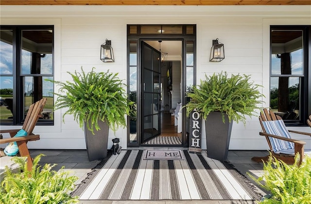 entrance to property featuring covered porch