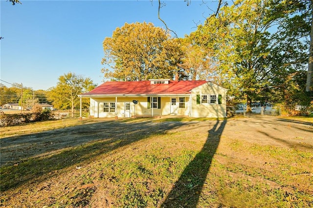 view of front of house with a front lawn