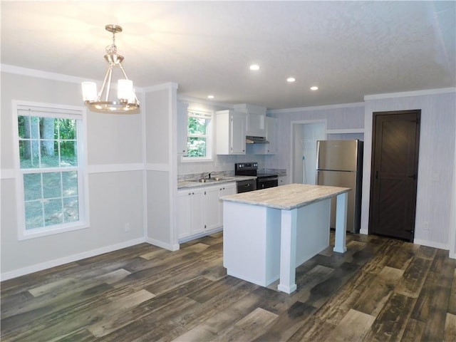 129 Lost Pl, Dahlonega, GA 30533 - kitchen featuring appliances with stainless steel finishes, ornamental molding, a sink, a chandelier, and light countertops