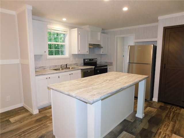 129 Lost Pl, Dahlonega, GA 30533 - kitchen featuring stainless steel appliances, under cabinet range hood, a sink, white cabinetry, and crown molding
