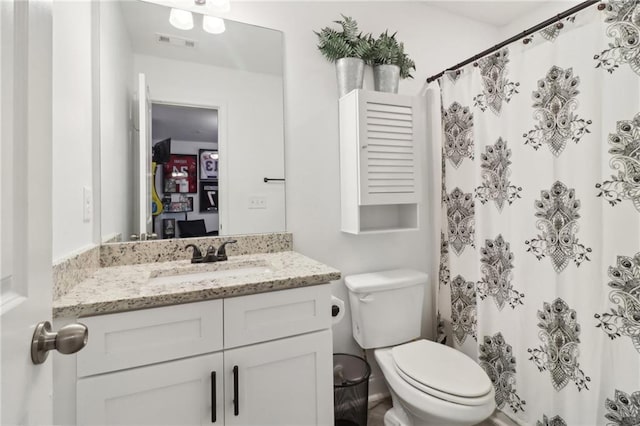 full bath with toilet, a shower with shower curtain, vanity, and visible vents