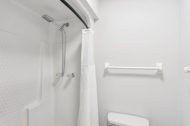 6249 Townsend Way, Riverdale, GA 30296 - bathroom featuring a shower with shower curtain and toilet