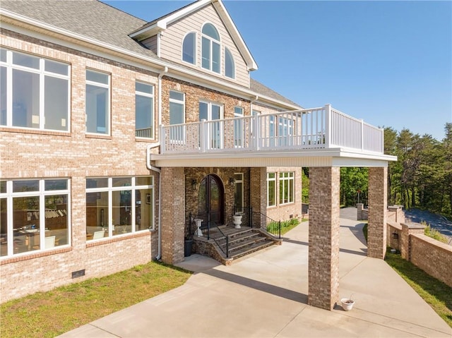 view of front of home featuring a balcony