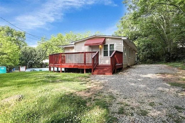 view of front of house featuring a wooden deck and a front yard