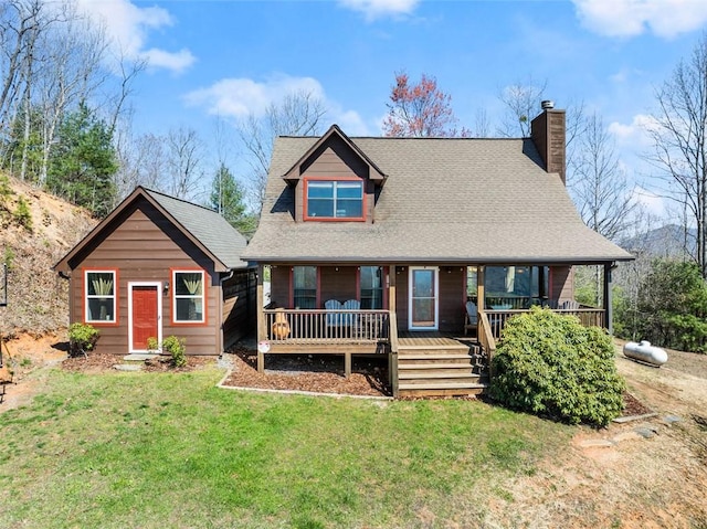 view of front of property featuring a front yard and covered porch