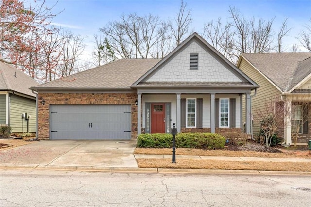 view of front facade with a garage and driveway