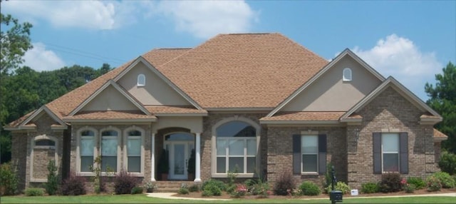 view of front facade featuring brick siding and a front lawn