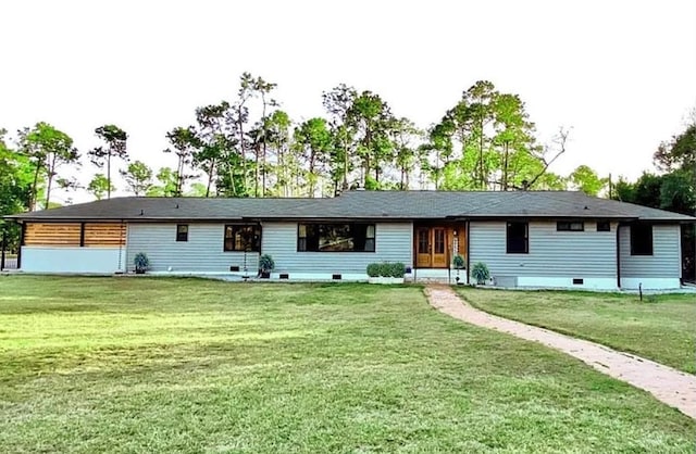 view of front of property featuring a front yard