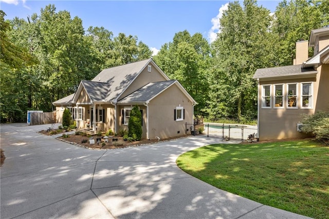 view of front of property featuring a front yard