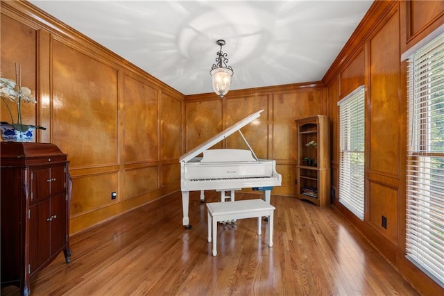 living area featuring a chandelier, crown molding, and hardwood / wood-style floors