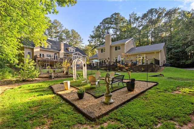 view of property's community featuring a lawn