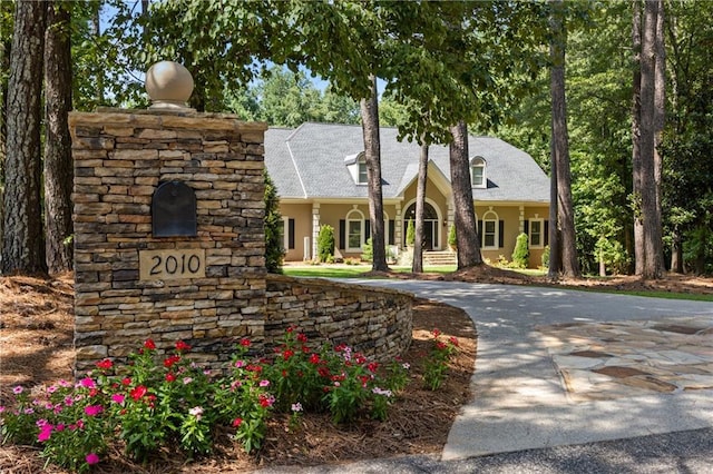 view of front of property