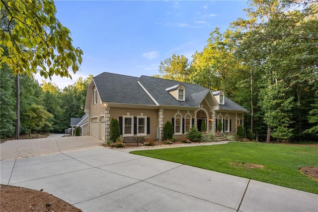 new england style home featuring a front lawn