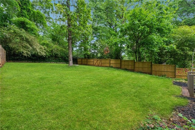 view of yard featuring a fenced backyard