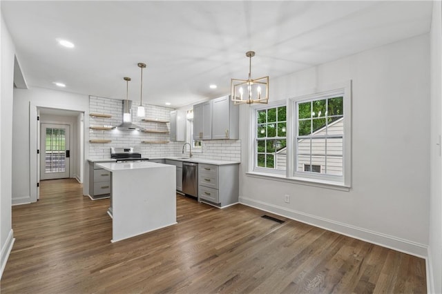 kitchen with gray cabinetry, baseboards, visible vents, and appliances with stainless steel finishes