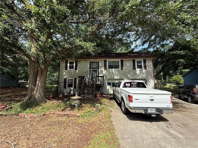 135 Woodcrest Dr, Covington, GA 30016 - split foyer home featuring asphalt driveway