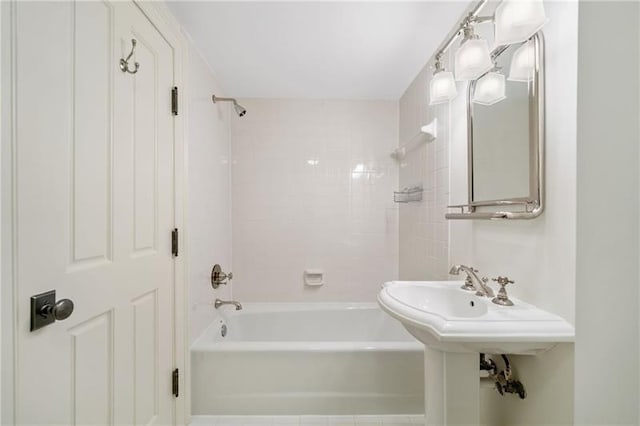 bathroom with tiled shower / bath combo