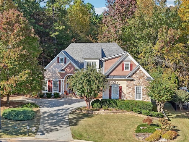 view of front of property with a front yard