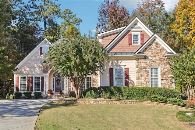 view of front of property featuring a front yard