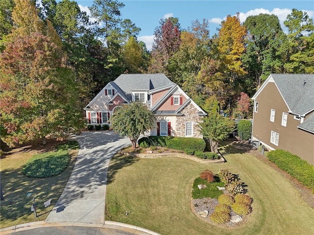 view of front facade featuring a front yard