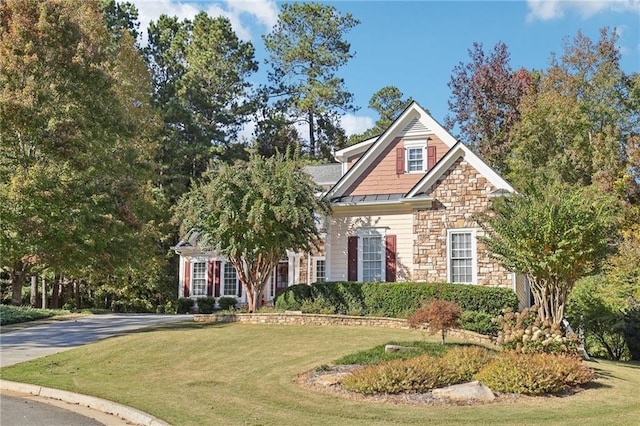 view of front of house featuring a front lawn