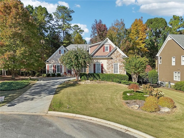 view of front of property featuring a front yard