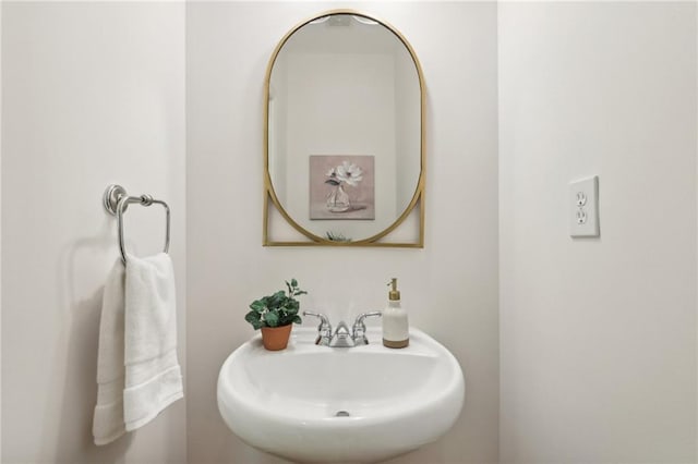 bathroom featuring sink