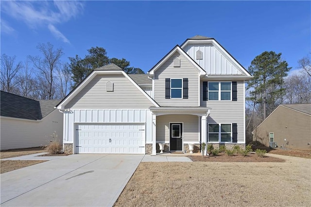 view of front of home featuring a garage and a front yard