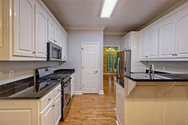 521 Crabapple Rd, Clarkesville, GA 30523 - kitchen featuring stainless steel appliances, light wood-style floors, crown molding, white cabinets, and baseboards